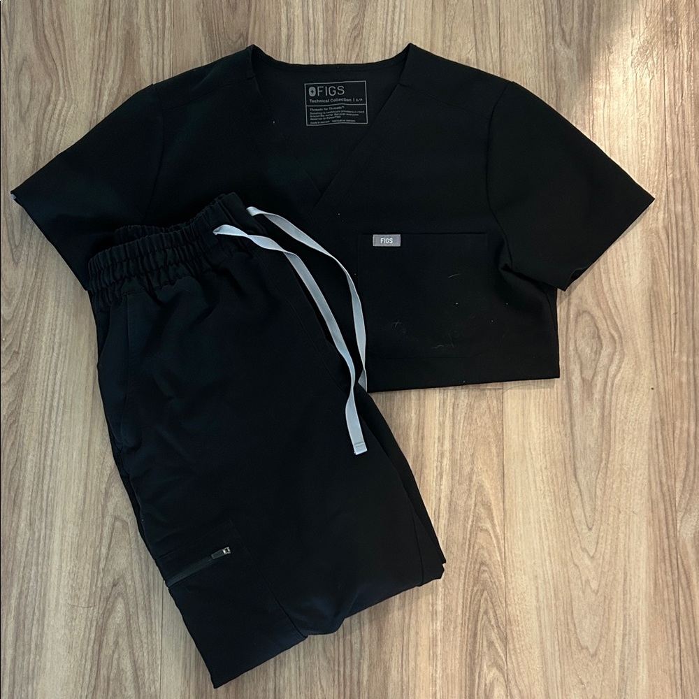 FIGS Black scrub set